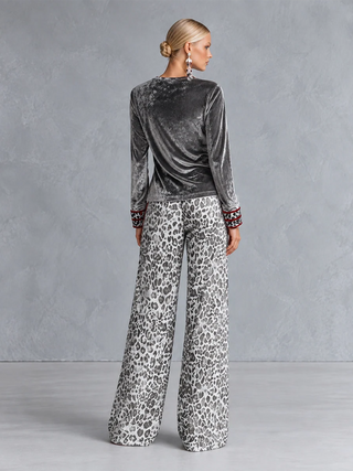 Mercedes | Conjunto de Top de Terciopelo Plateado y Pantalón de Leopardo