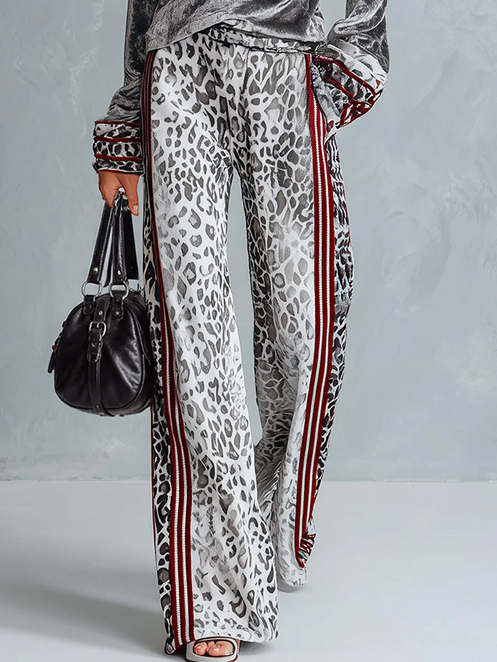 Mercedes | Conjunto de Top de Terciopelo Plateado y Pantalón de Leopardo